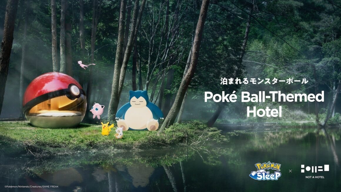 Estrutura esférica vermelha e branca com cama no interior, instalada em floresta à beira de um lago, com personagens da franquia ao redor