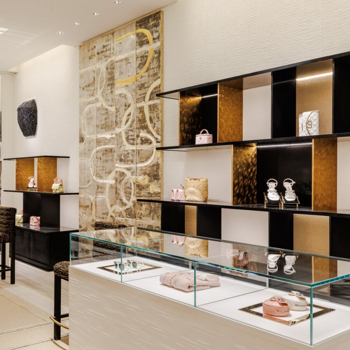 Interior renovado da boutique Chanel no Plaza 66, em Xangai, assinado pelo arquiteto Peter Marino