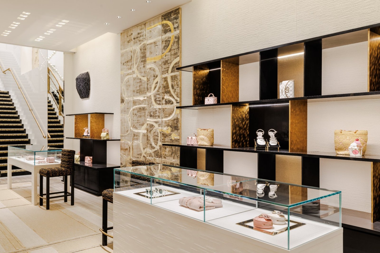 Interior renovado da boutique Chanel no Plaza 66, em Xangai, assinado pelo arquiteto Peter Marino