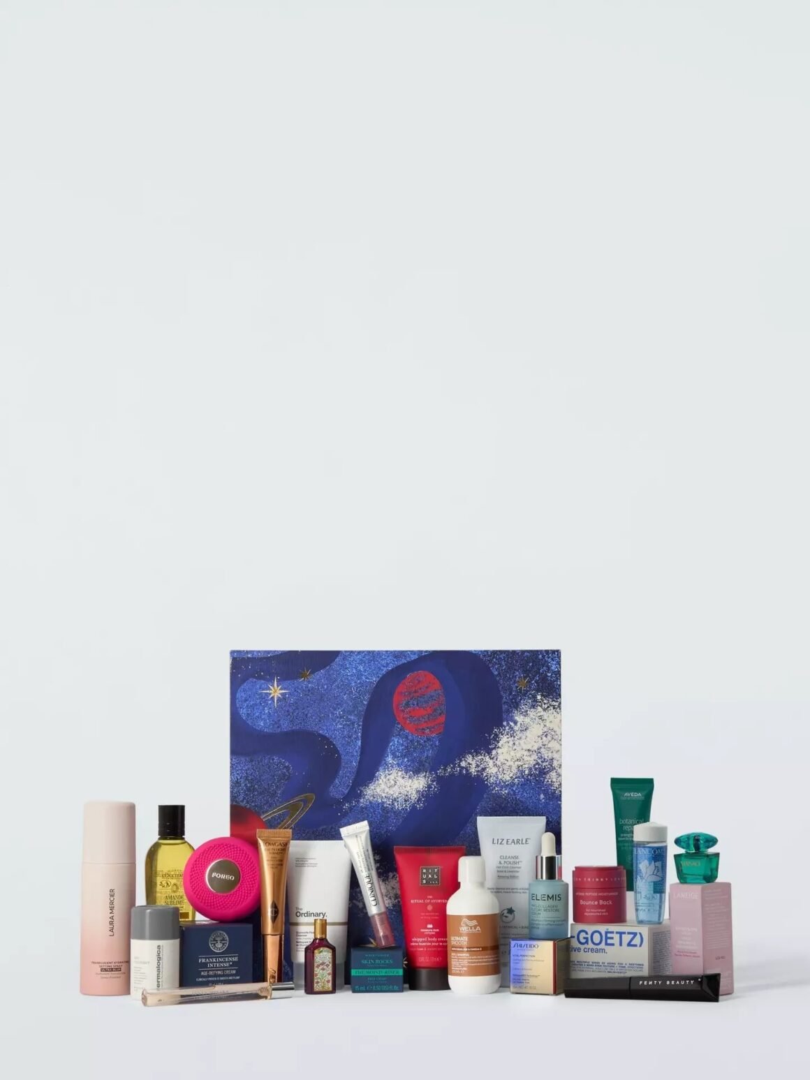 Caixa azul de calendário do advento com produtos de beleza de várias marcas alinhados à frente, em fundo claro