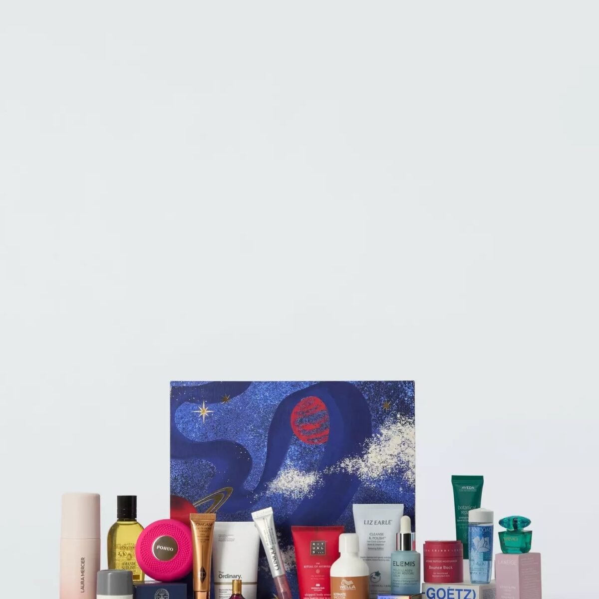 Caixa azul de calendário do advento com produtos de beleza de várias marcas alinhados à frente, em fundo claro