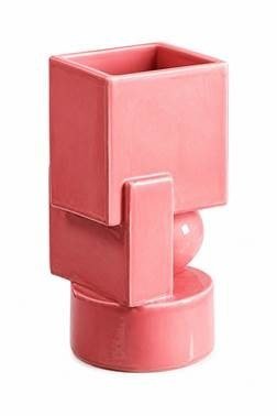 Vaso de cerâmica rosa de formas geométricas, com corpo cúbico, alça retangular e base cilíndrica