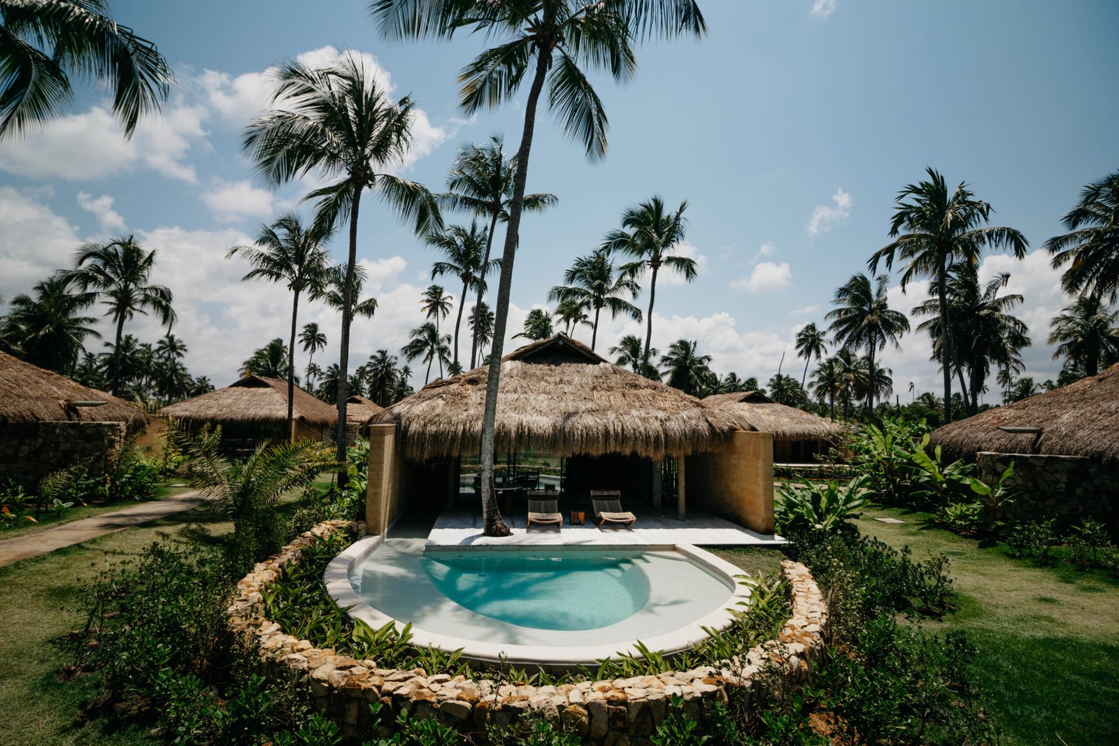 Bangalô com piscina privativa entre coqueiros no Primitivo Hotel & Villas, em Alagoas