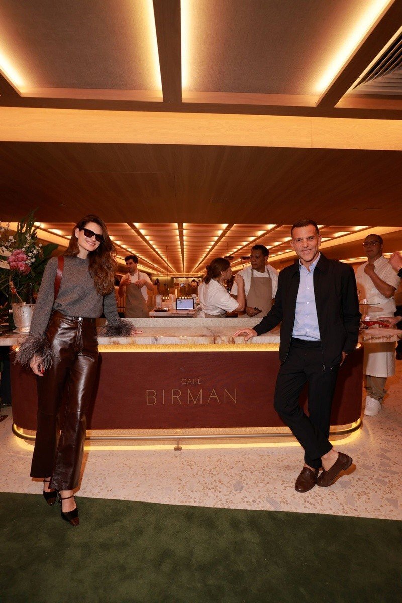 Alexandre Birman e Milena Penteado no balcão do Café Birman, no CJ Fashion