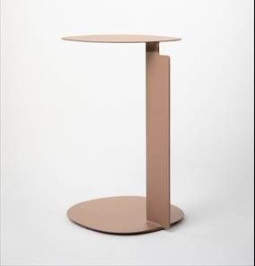 Mesa lateral de metal em tom blush, com tampo redondo, haste vertical em chapa e base circular