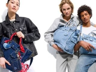 Três modelos com bolsas jeans da Gap: à esquerda, uma bolsa de denim escuro com bandana vermelha na alça; à direita, duas bolsas de denim claro