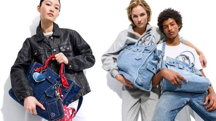 Três modelos com bolsas jeans da Gap: à esquerda, uma bolsa de denim escuro com bandana vermelha na alça; à direita, duas bolsas de denim claro