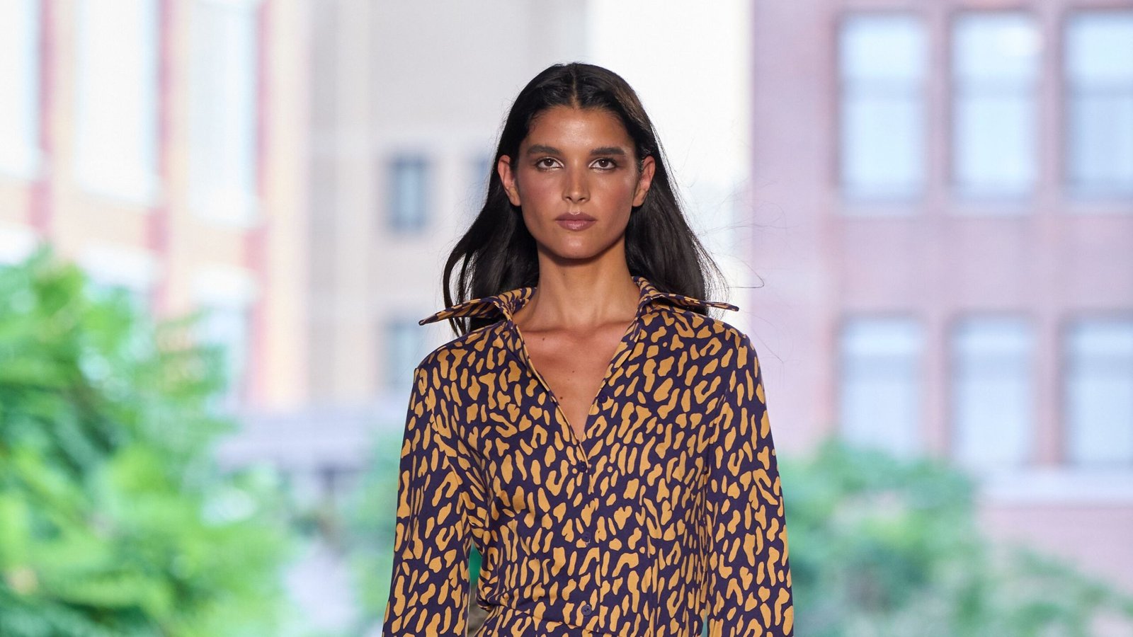 Look do desfile de verão 2027 da Diane von Furstenberg em Nova York