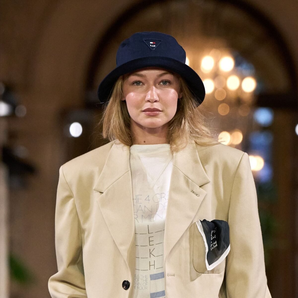 Gigi Hadid usa look da coleção de verão 2027 da Tommy Hilfiger no Plaza Hotel