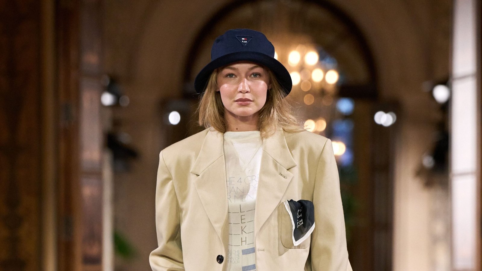 Gigi Hadid usa look da coleção de verão 2027 da Tommy Hilfiger no Plaza Hotel
