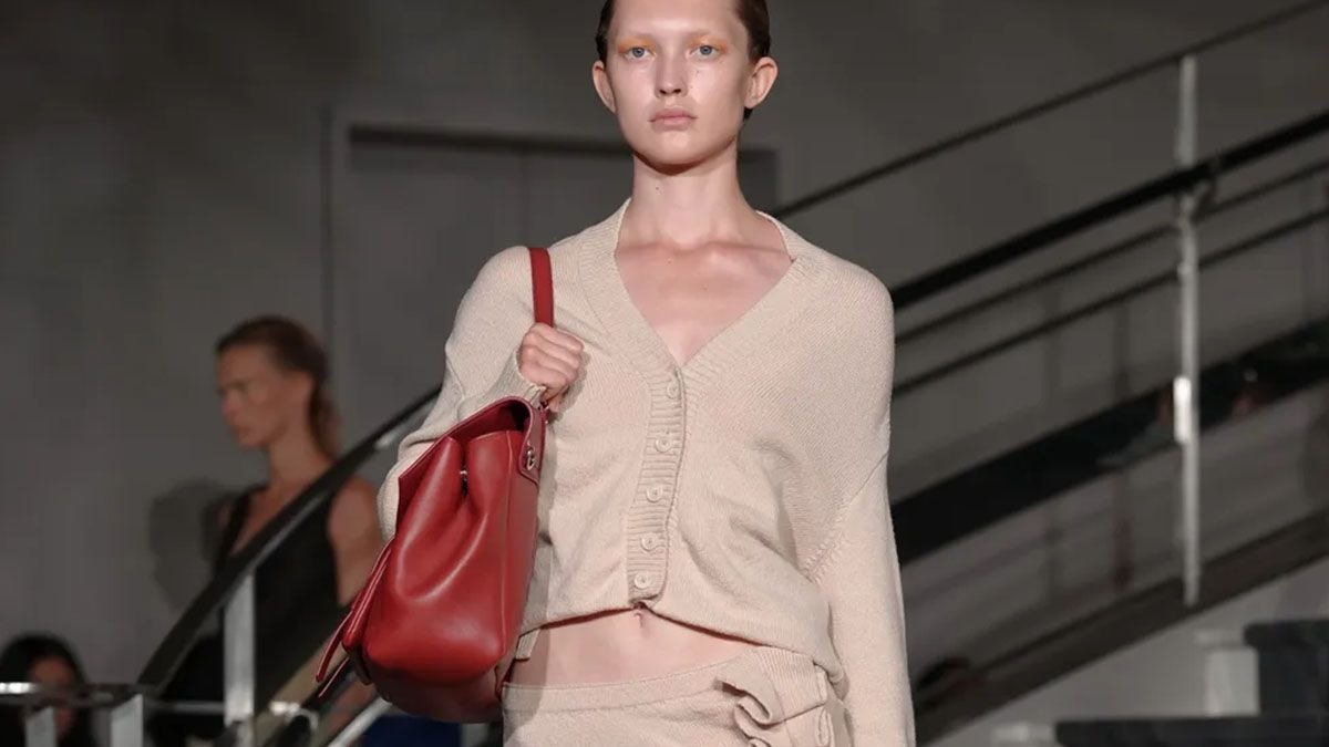 Bolsa PS1 Walker da Proenza Schouler apresentada na passarela de verão 2027