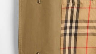 Detalhe da etiqueta e do forro xadrez de um casaco Burberry pertencente a Hardy Amies