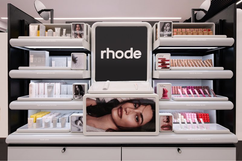 Expositor da marca Rhode em loja Sephora