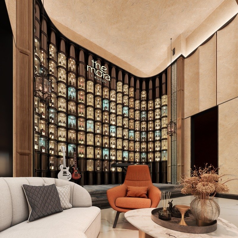 Lounge do hotel The Mora em Singapura, com parede de garrafas iluminada, sofá claro e poltrona laranja.