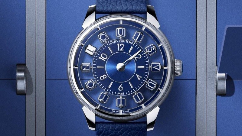 Relógio Louis Vuitton Tambour Spin Time com mostrador azul, cubos giratórios e pulseira de couro azul.
