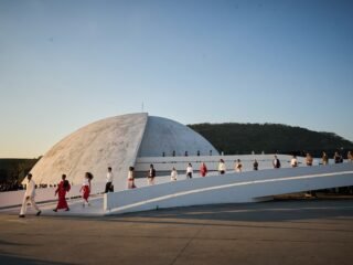 Desfile da Carnan no Caminho Niemeyer, em Niterói