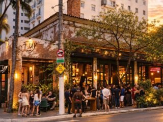 Fachada do Tuy Bar, Cocina no Jardins ao entardecer, com clientes na calçada