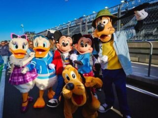 Personagens da Disney em coleção de moda inspirada na Fórmula 1