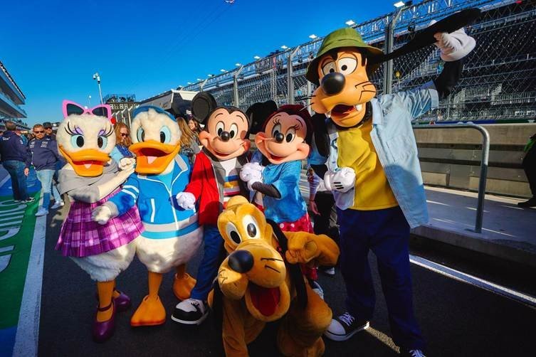 Personagens da Disney em coleção de moda inspirada na Fórmula 1