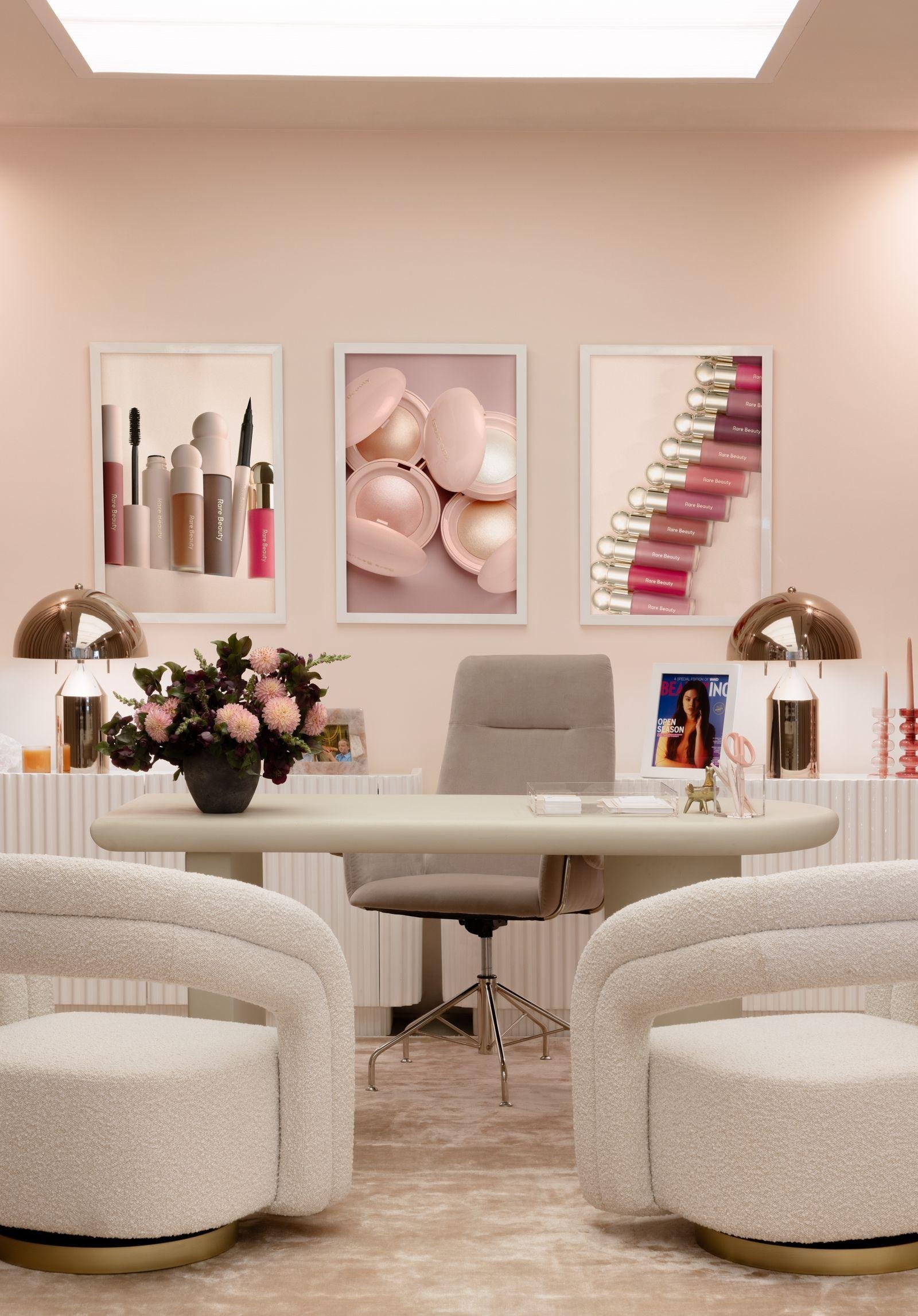 Pop-up da Rare Beauty recria escritório de Selena Gomez no JK Iguatemi