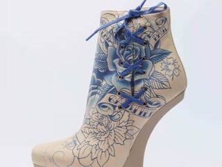 Bota com estampa floral azul exposta na mostra Pas à Pas, no Printemps Haussmann