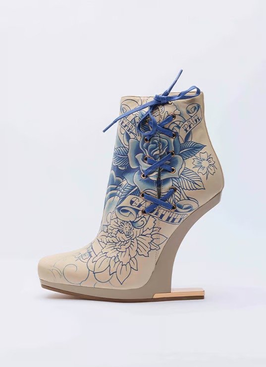 Bota com estampa floral azul exposta na mostra Pas à Pas, no Printemps Haussmann