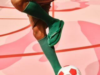 Havaianas transforma um campo de futebol em chinelo com a KidSuper