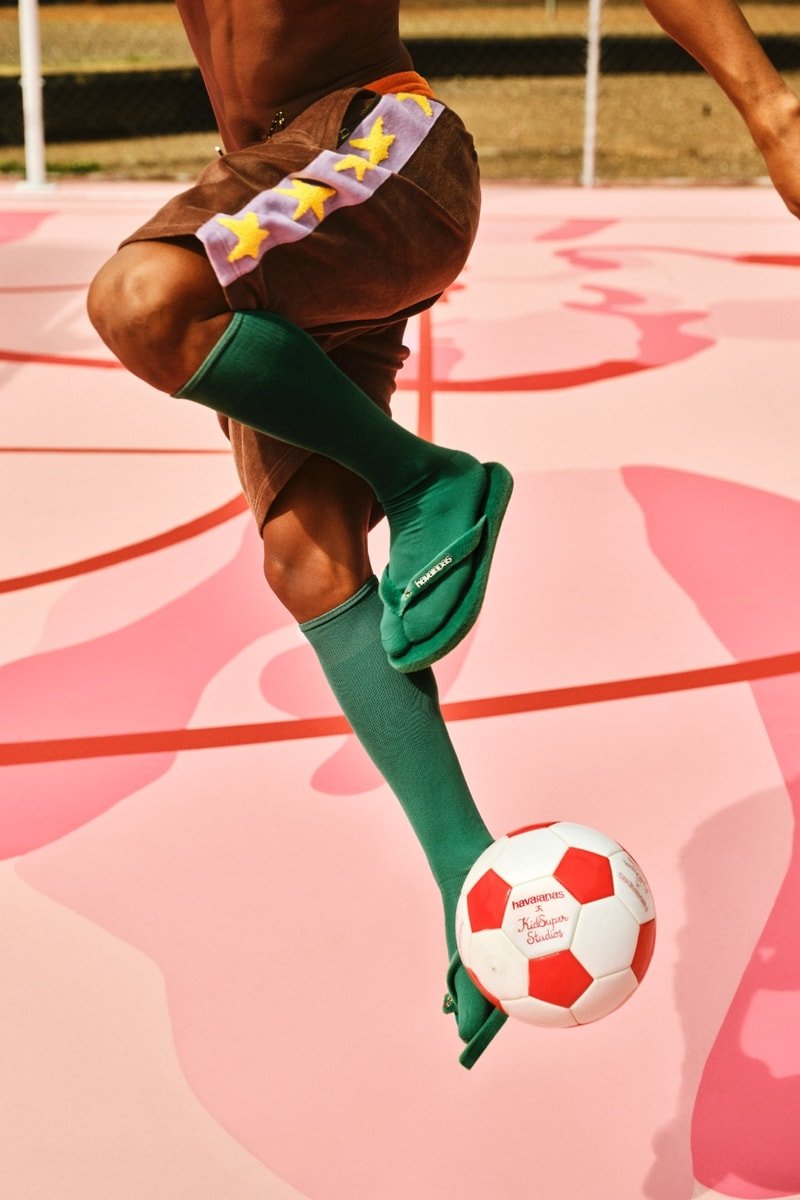 Havaianas transforma um campo de futebol em chinelo com a KidSuper