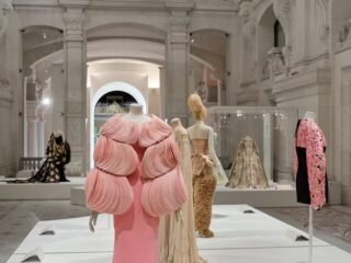 Musée des Arts Décoratifs abre exposição sobre 40 anos de moda em Paris
