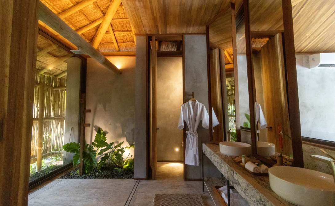 Área de banho de um bangalô do Primitivo Hotel & Villas