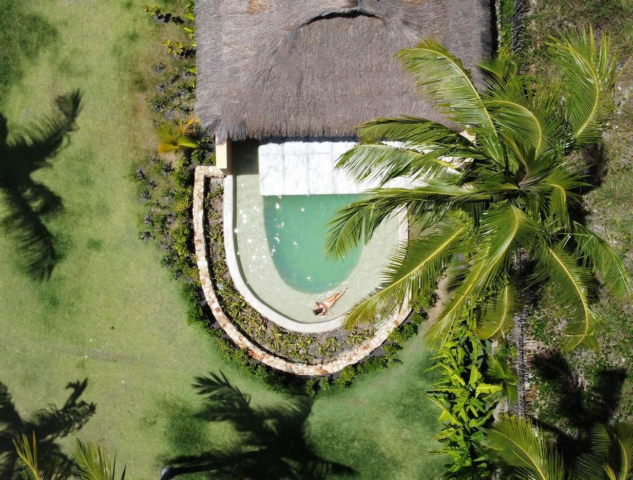 Vista aérea da piscina privativa de um bangalô do Primitivo Hotel & Villas