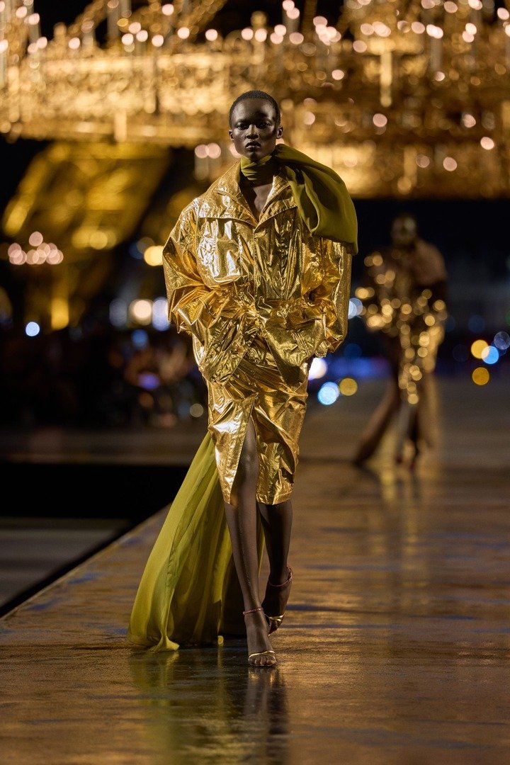 Saint Laurent transforma o dourado no grande gesto do verão 2027