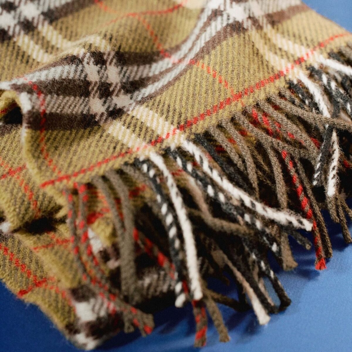 Cachecol Burberry com o xadrez da marca. Imagem institucional de arquivo.