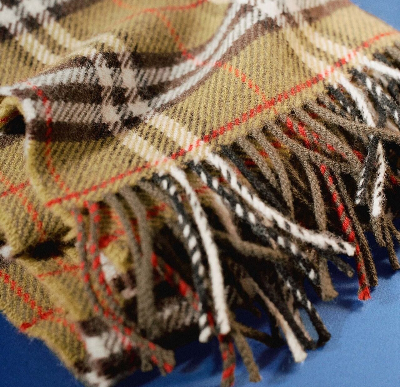 Cachecol Burberry com o xadrez da marca. Imagem institucional de arquivo.