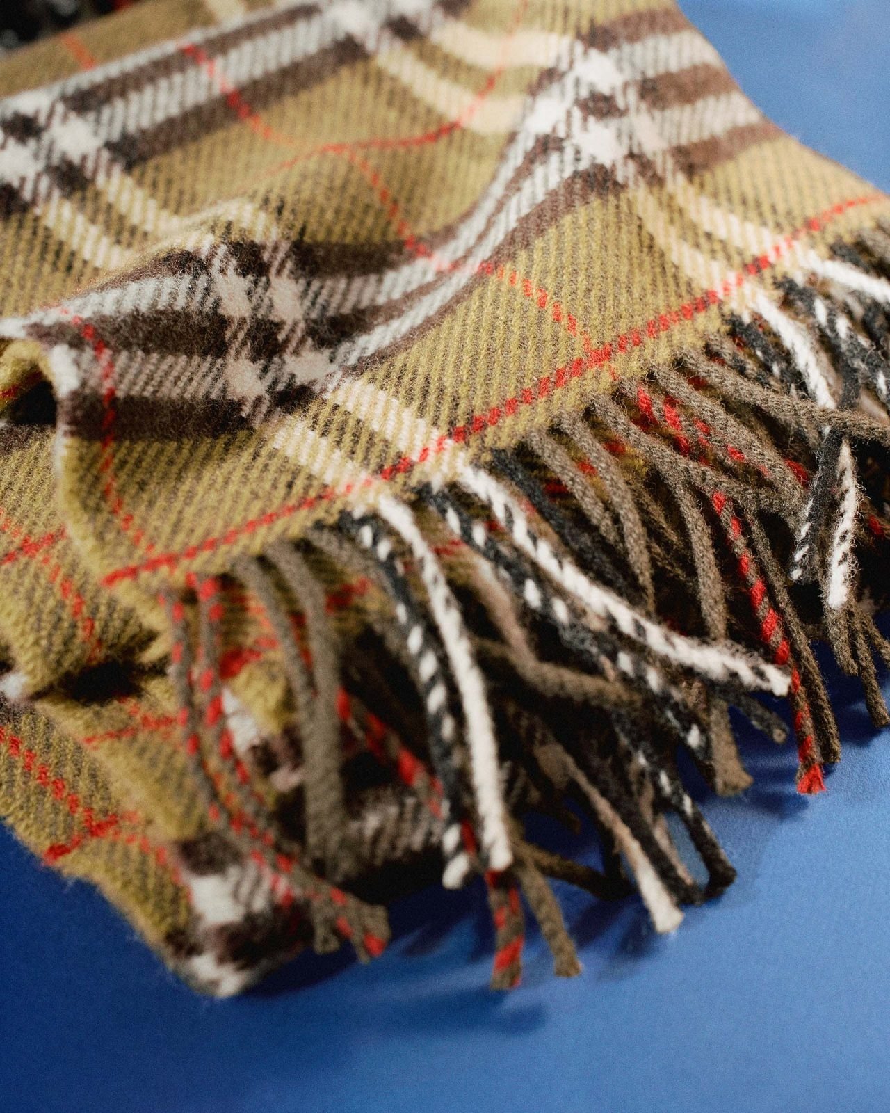 Cachecol Burberry com o xadrez da marca. Imagem institucional de arquivo.