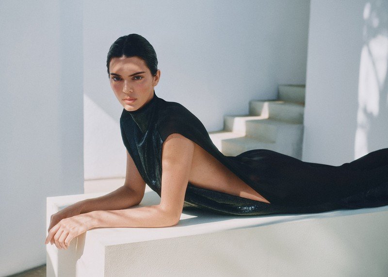 Kendall Jenner em retrato divulgado pela REVOLVE Group.