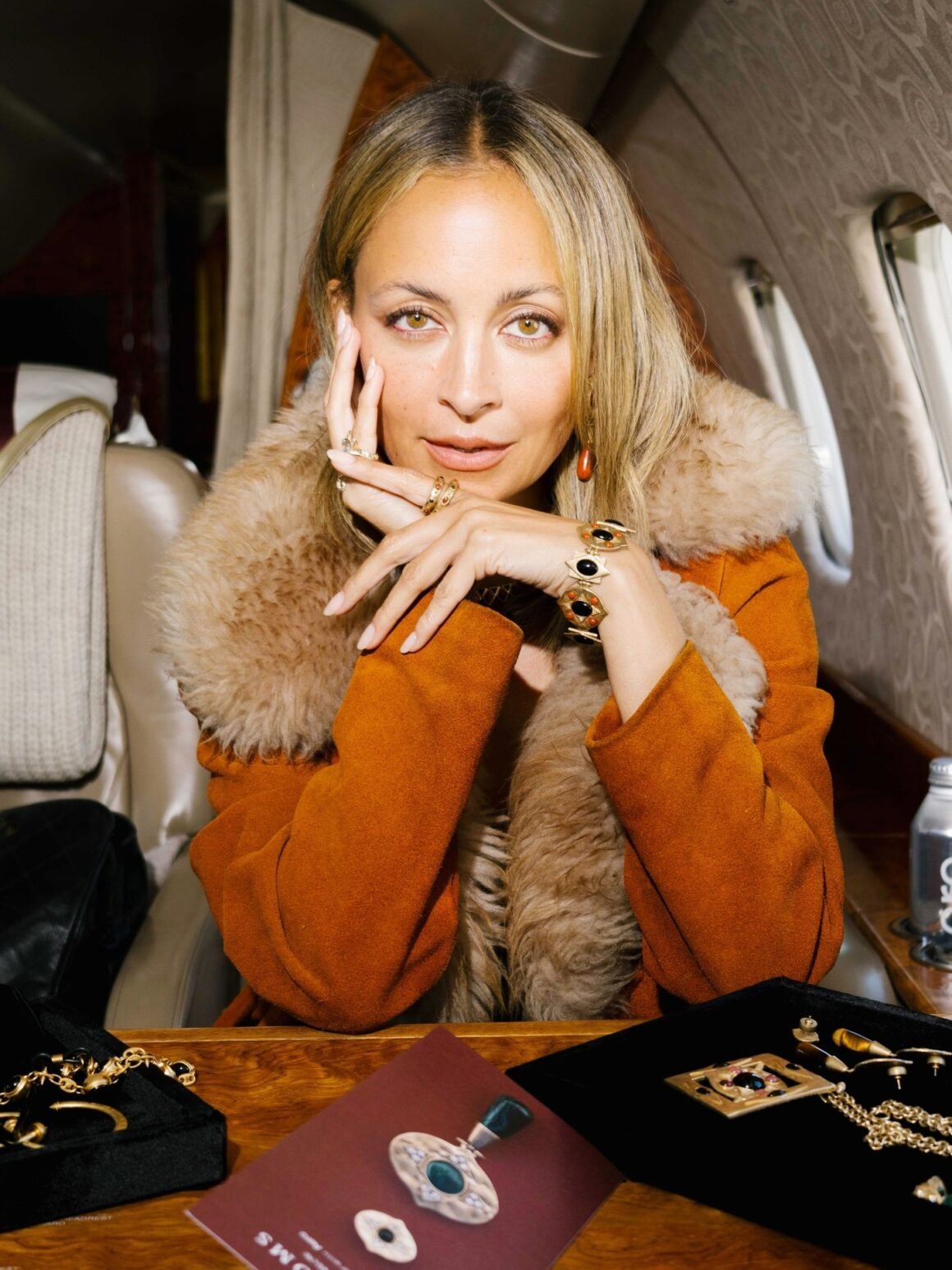 Nicole Richie transforma um jato em trunk show