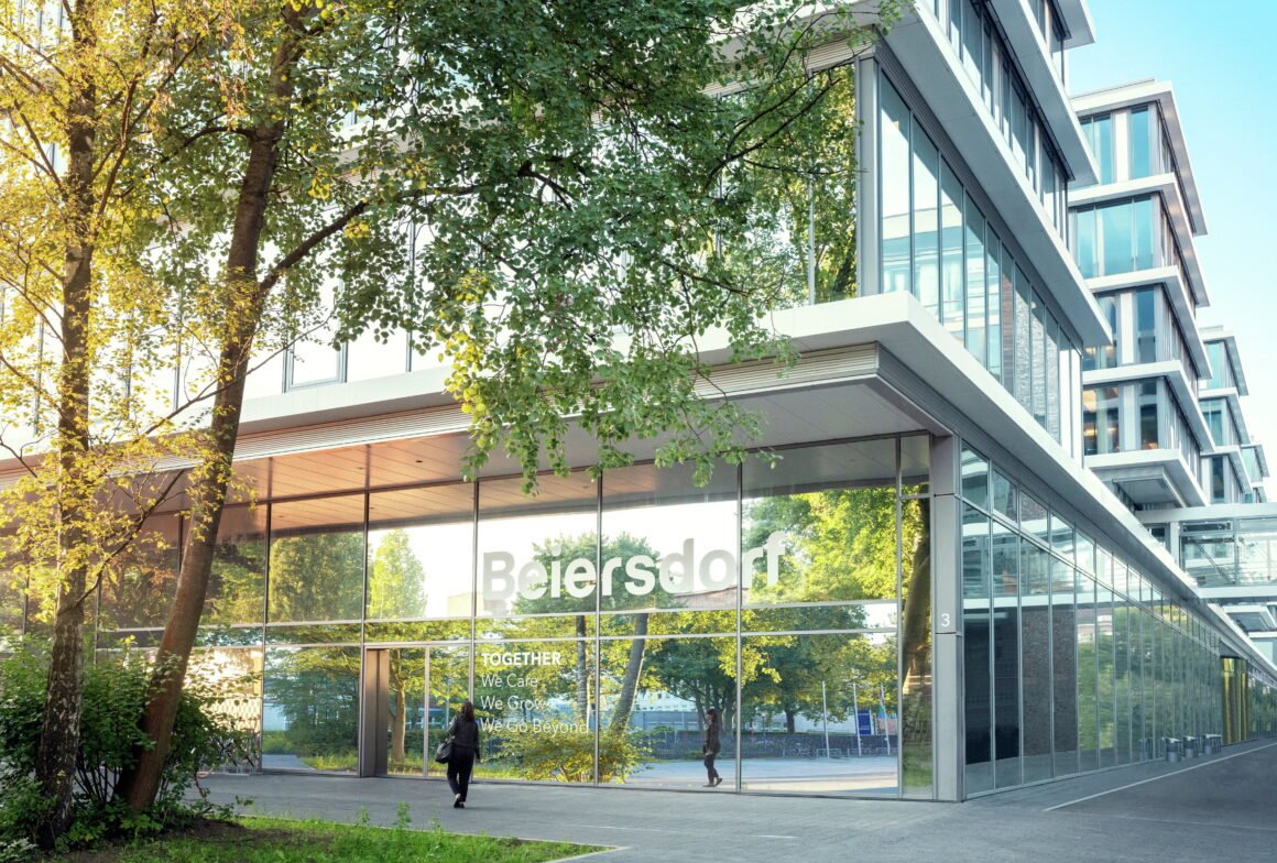 Entrada principal do edifício da Beiersdorf em Hamburgo, vista do exterior.