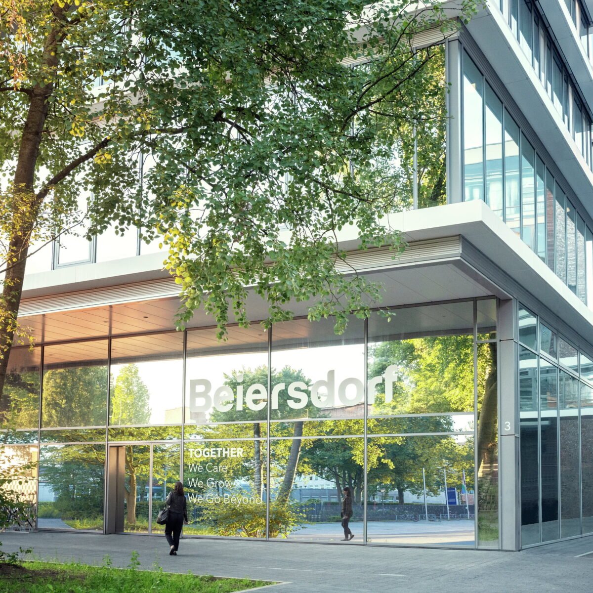 Entrada principal do edifício da Beiersdorf em Hamburgo, vista do exterior.