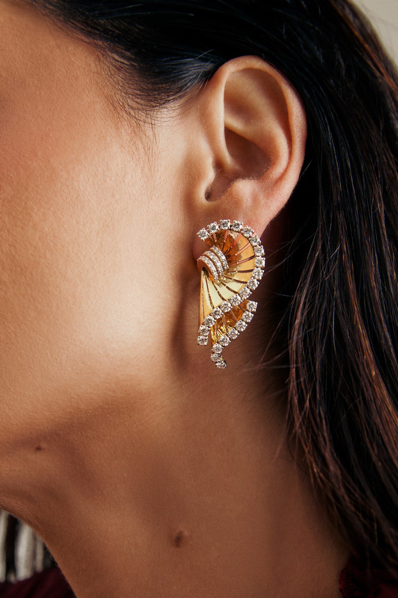 Detalhe do brinco em ouro com fileiras de diamantes, da coleção Kharim by Lu Tranchesi.