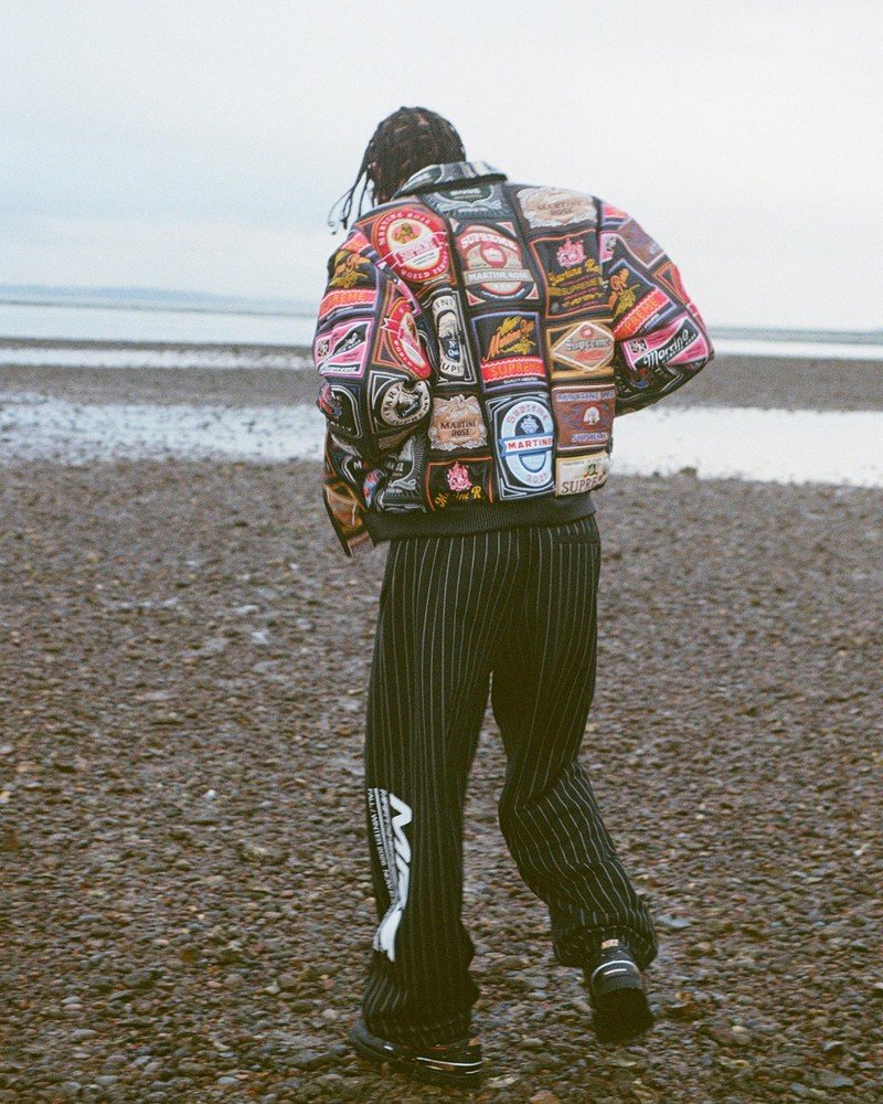 Look da colaboração Supreme e Martine Rose fotografado por Roxy Lee.