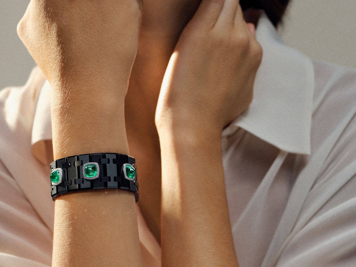 Bracelete Risoud Eclipse, da Audemars Piguet, em titânio preto com esmeraldas e diamantes.