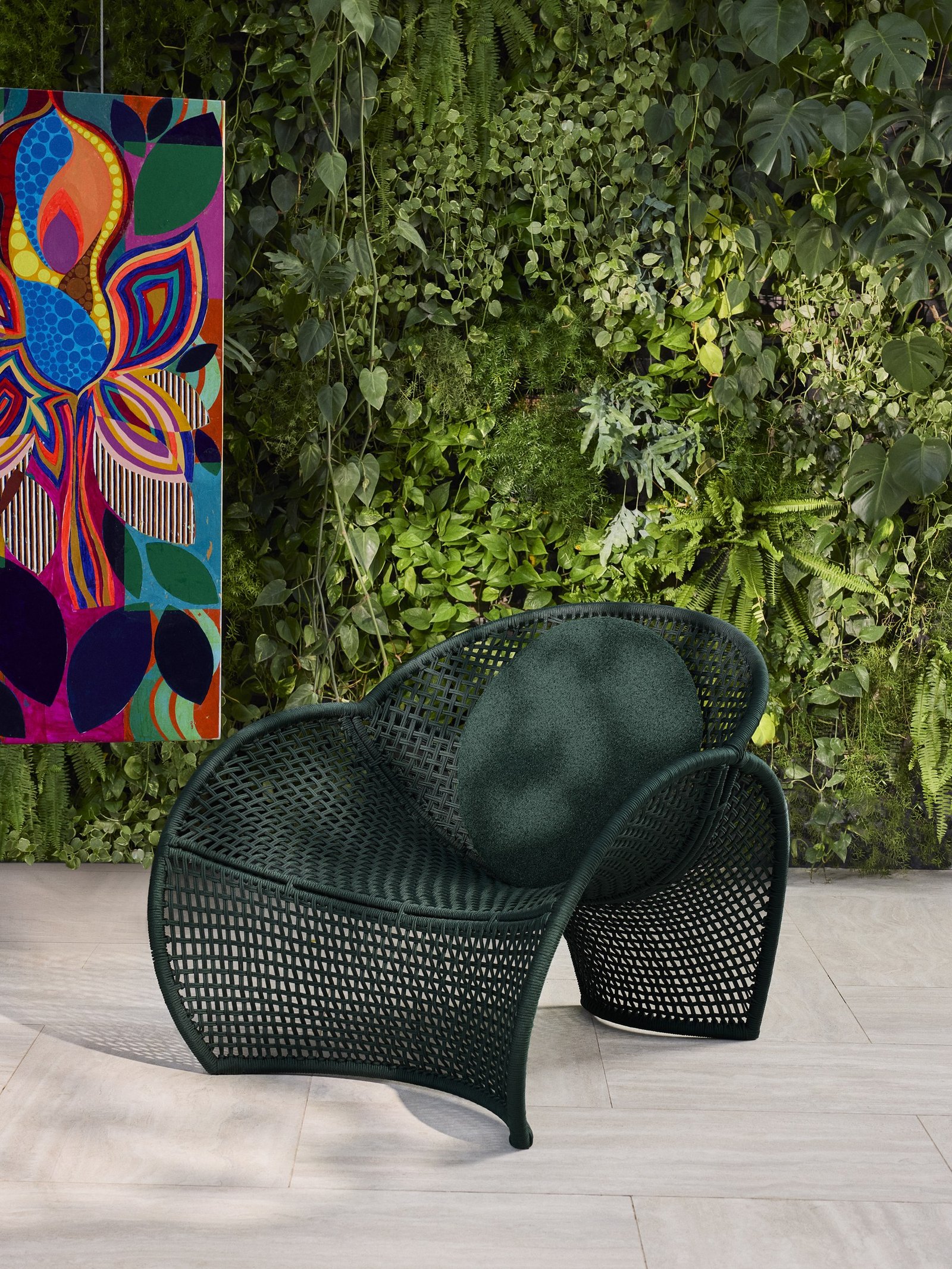 Poltrona Eiru, de Sérgio Matos para a Artefacto Brasil, em trama verde-escura.