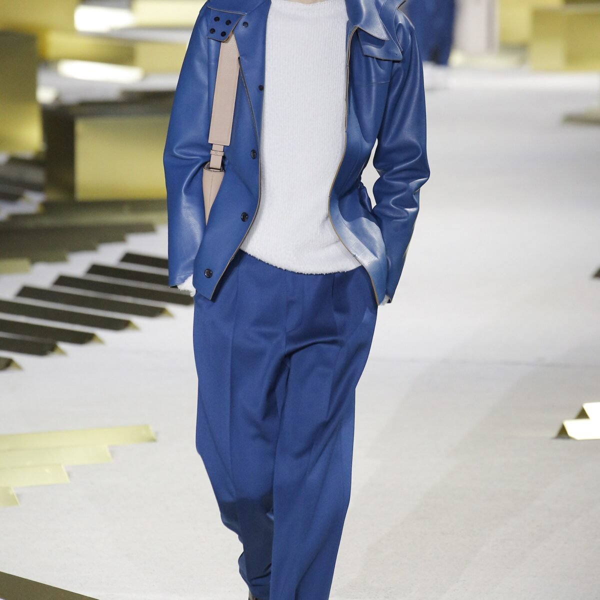 Modelo apresenta look da coleção masculina Ermenegildo Zegna Outono/Inverno 2017 em passarela.