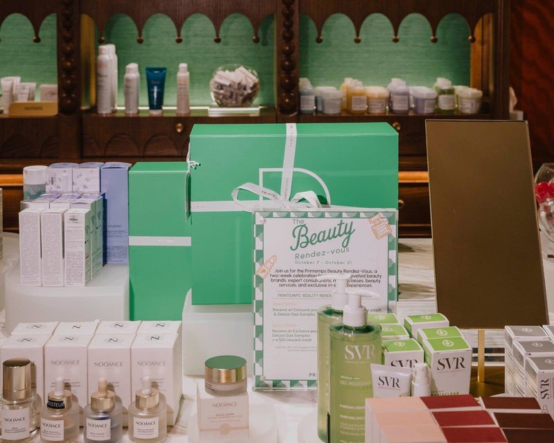 Produtos de beleza e comunicação visual do Beauty Rendez-Vous no Printemps New York.