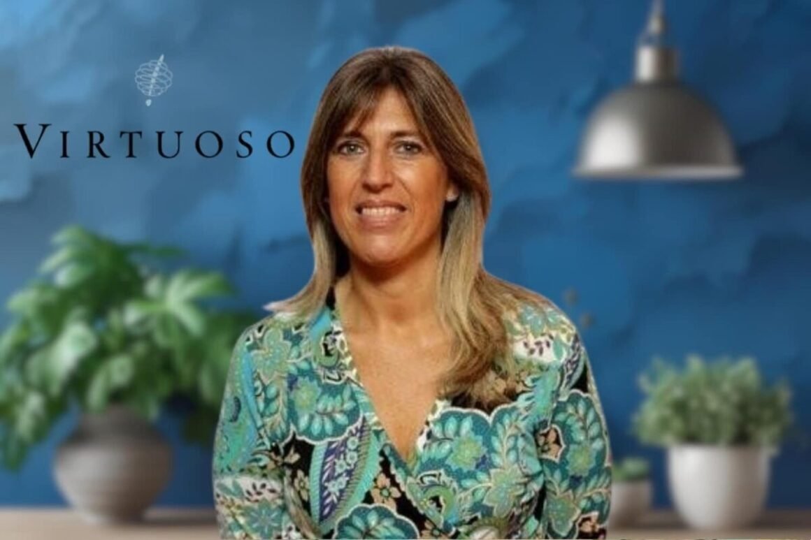 Retrato de Angeles Yudgar diante de fundo azul com logotipo Virtuoso.