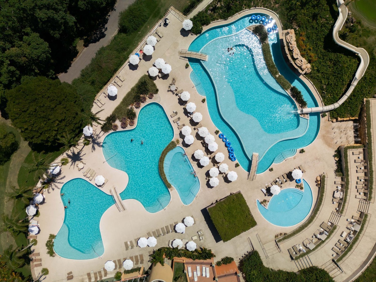 Vista aérea das piscinas e dos jardins do Villa Rossa, em São Roque.
