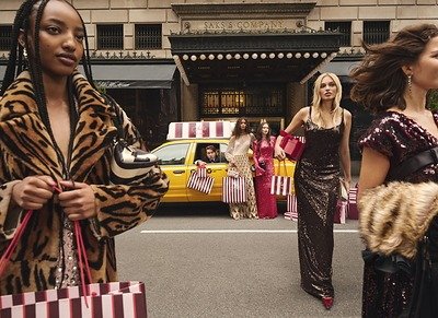 Campanha de Natal de 2026 da Saks Fifth Avenue, fotografada por Nadine Ijewere.