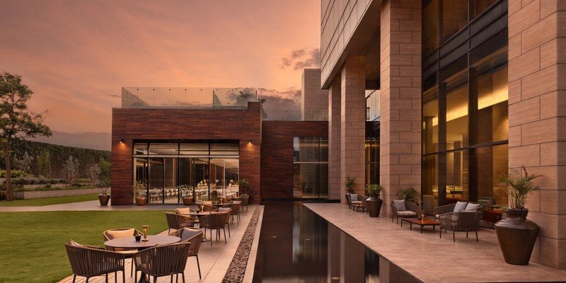 Área externa do hotel The Den Bengaluru, da coleção LXR Hotels & Resorts.