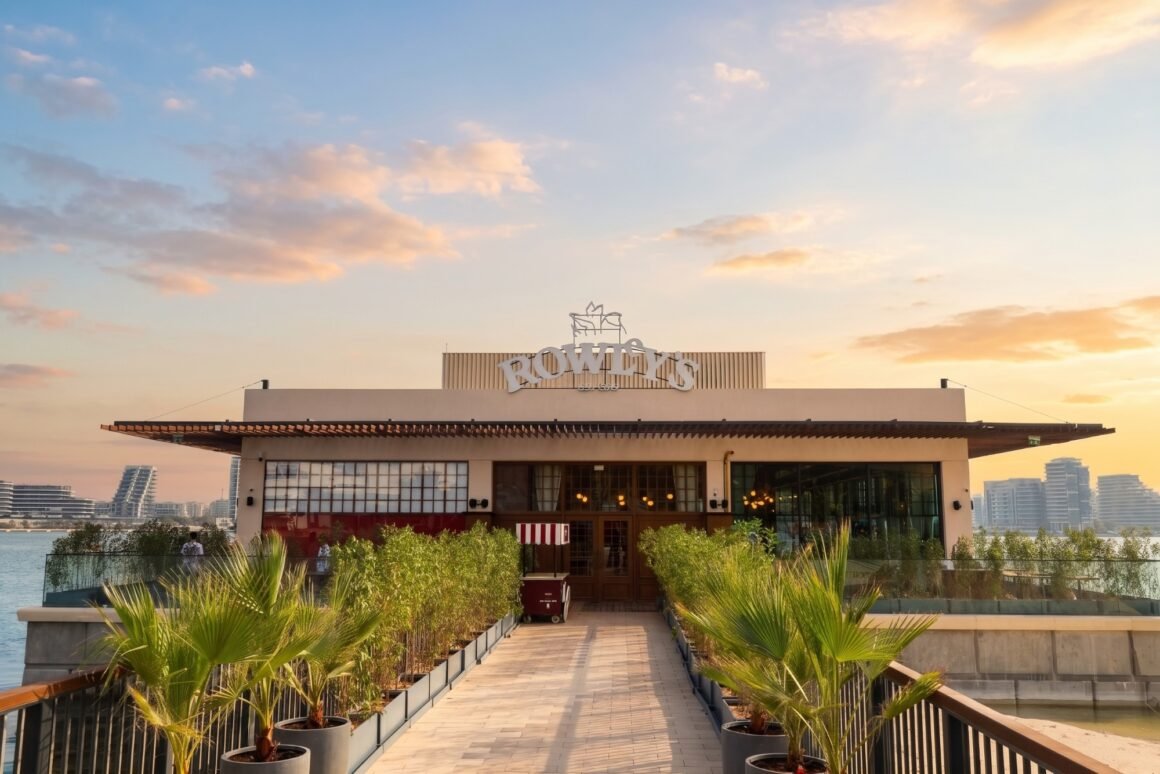 Restaurante Rowley’s à beira-mar ao pôr do sol, em Yas Bay.